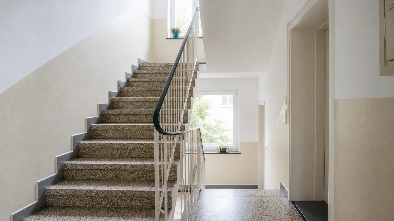 Sauberes Treppenhaus in einem kleinen Mehrfamilienhaus